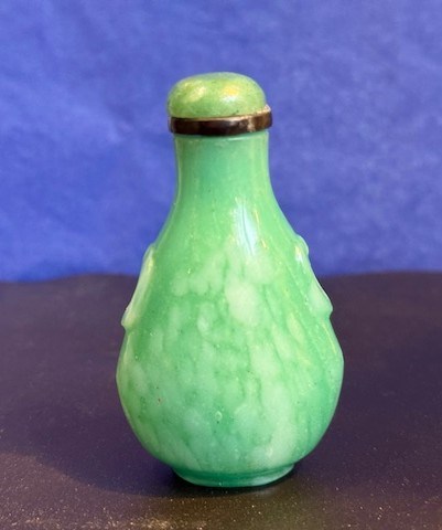 Glass snuff bottle imitating the jadeite emerald color - 19th century -
H 5,8cm